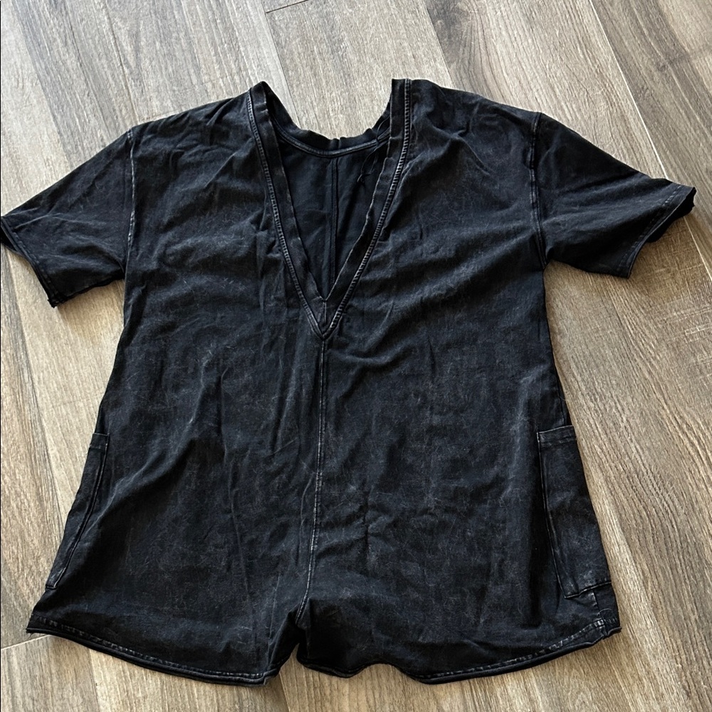 Free people movement, hot shot V-neck distress, black size extra small NWOT